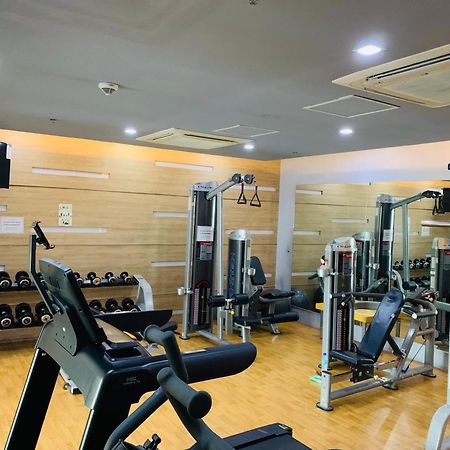 Two Palm Tree Villas Condominium - Studio 8Th Fl With Balcony - Across Terminal 3 Airport Pasay Buitenkant foto