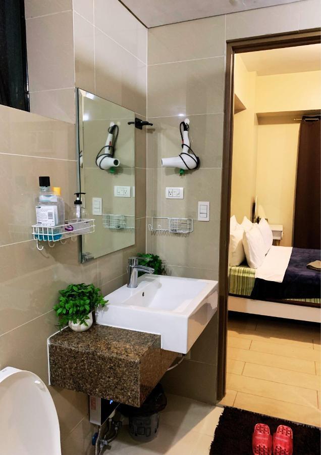 Two Palm Tree Villas Condominium - Studio 8Th Fl With Balcony - Across Terminal 3 Airport Pasay Buitenkant foto