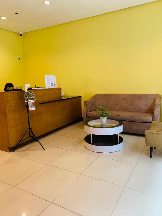 Two Palm Tree Villas Condominium - Studio 8Th Fl With Balcony - Across Terminal 3 Airport Pasay Buitenkant foto