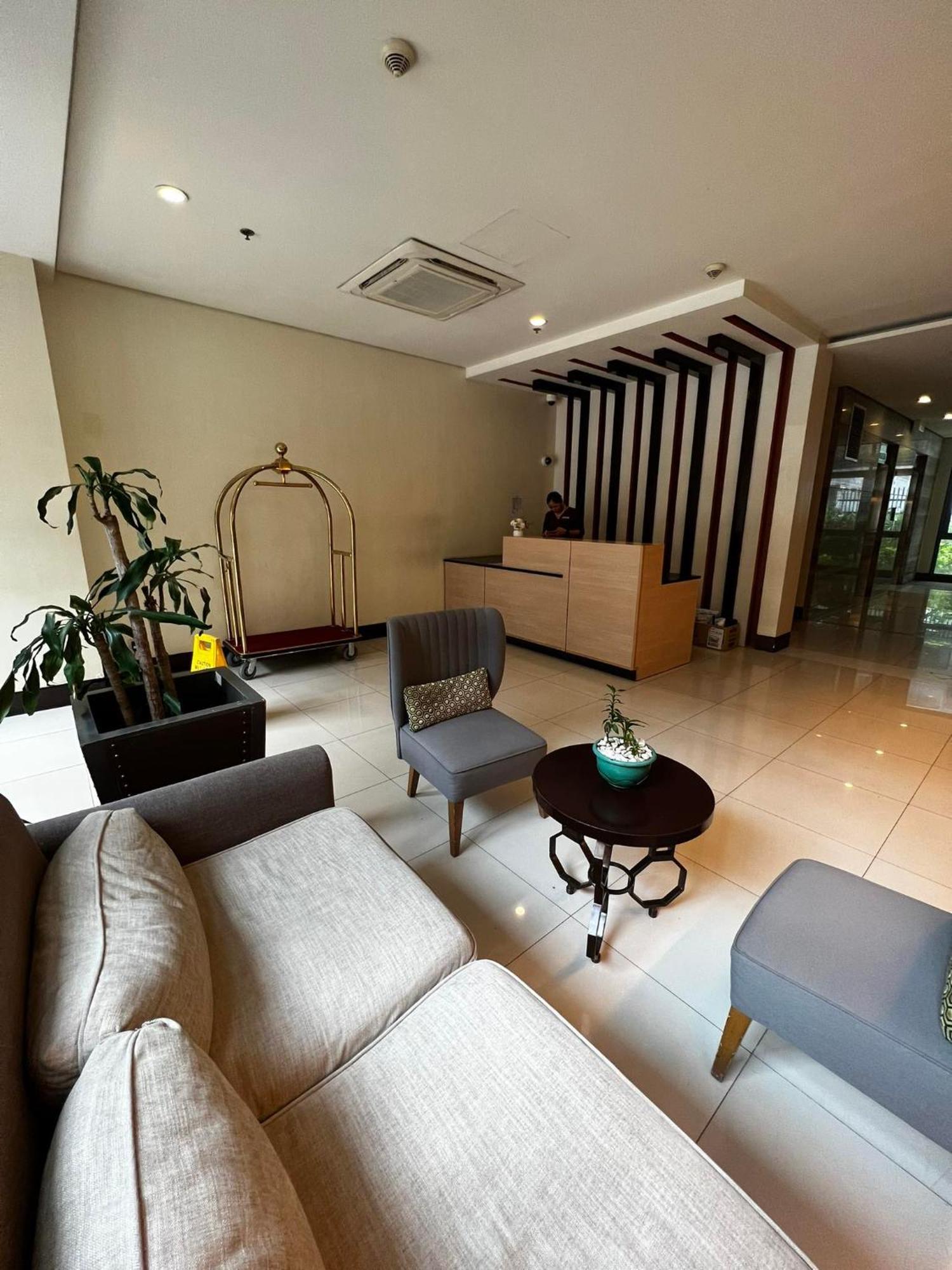 Two Palm Tree Villas Condominium - Studio 8Th Fl With Balcony - Across Terminal 3 Airport Pasay Buitenkant foto