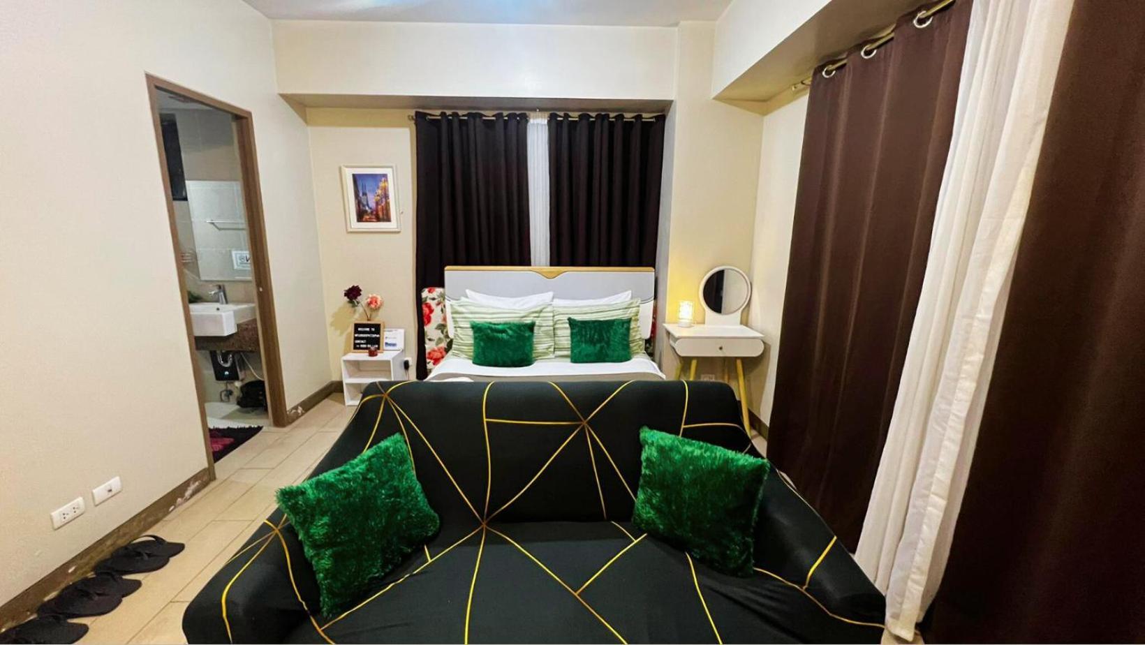 Two Palm Tree Villas Condominium - Studio 8Th Fl With Balcony - Across Terminal 3 Airport Pasay Buitenkant foto