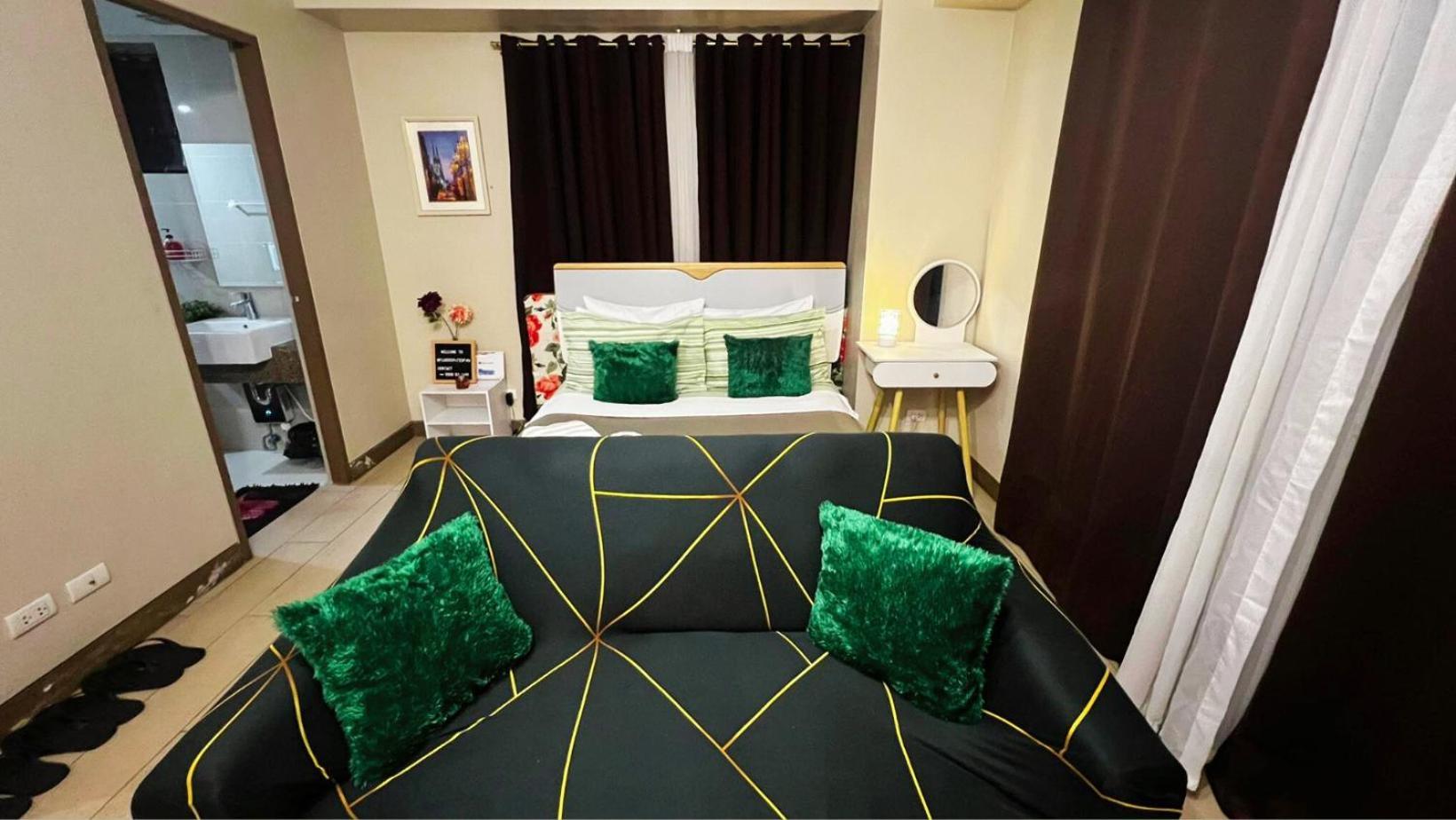 Two Palm Tree Villas Condominium - Studio 8Th Fl With Balcony - Across Terminal 3 Airport Pasay Buitenkant foto